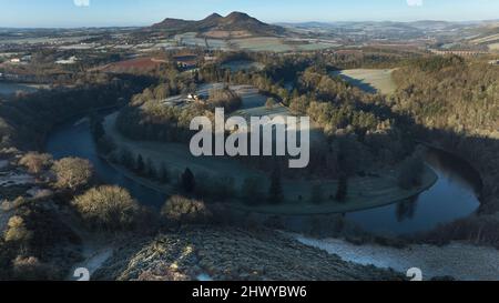 Vue aérienne de la rivière Tweed au-dessus de Scott's View dans les frontières écossaises le matin glacial de mars. Banque D'Images