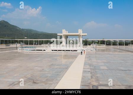 Vue sur la mosquée principale de Faisal, sur les contreforts des collines de Margalla dans la capitale Islamabad, Pakistan Banque D'Images