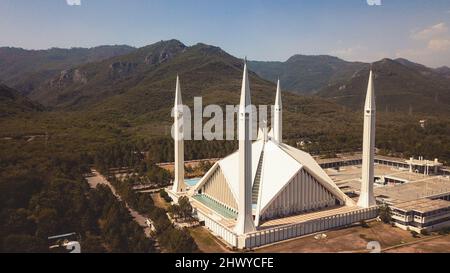 Vue sur la mosquée principale de Faisal, sur les contreforts des collines de Margalla dans la capitale Islamabad, Pakistan Banque D'Images