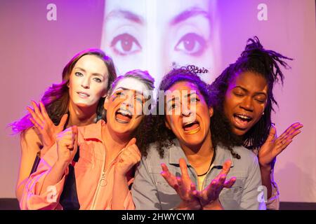 Worcester, Royaume-Uni. 8th mars 2022. Les interprètes Natalie Cutler, Katy Rooke, Yasmin Agilah-Hood et Ebony Wilson répètent pour Badass Medusa - un rechapage courageux et audacieux de l'histoire de Medusa par la rage collective, l'agence et le regard féminin pour la Journée internationale de la femme 2022. Ce nouveau travail écrit et dirigé par Hannah Phillips a été co-créé avec le compositeur Nik Haley et le cinéaste Nicola Prestage, et est dans les théâtres de Worcester, Birmingham et Hereford. Crédit : Peter Lophan/Alay Live News Banque D'Images