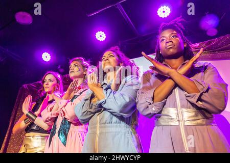 Worcester, Royaume-Uni. 8th mars 2022. Les interprètes Natalie Cutler, Katy Rooke, Yasmin Agilah-Hood et Ebony Wilson répètent pour Badass Medusa - un rechapage courageux et audacieux de l'histoire de Medusa par la rage collective, l'agence et le regard féminin pour la Journée internationale de la femme 2022. Ce nouveau travail écrit et dirigé par Hannah Phillips a été co-créé avec le compositeur Nik Haley et le cinéaste Nicola Prestage, et est dans les théâtres de Worcester, Birmingham et Hereford. Crédit : Peter Lophan/Alay Live News Banque D'Images