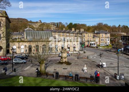 Vue depuis les pistes (anciennement la terrasse), un parc public dans la ville thermale de Buxton dans le Derbyshire, Angleterre. Banque D'Images