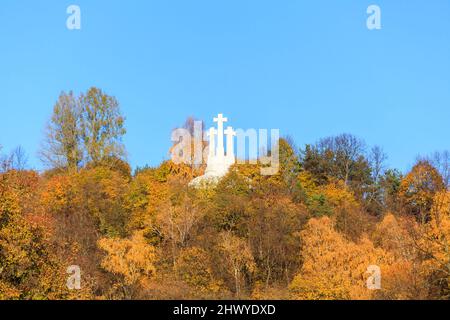 Les trois croix monument sur la colline des trois croix (Bald Hill) Vilnius, capitale de la Lituanie, Europe orientale avec feuillage d'automne par jour ensoleillé Banque D'Images