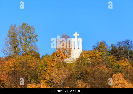 Les trois croix monument sur la colline des trois croix (Bald Hill) Vilnius, capitale de la Lituanie, Europe orientale avec feuillage d'automne par jour ensoleillé Banque D'Images