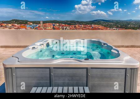 Piscine moderne et luxueuse avec hydromassage donnant sur la ville de Santa Teresa Gallura, située à la pointe nord de la Sardaigne dans la province de Sassa Banque D'Images