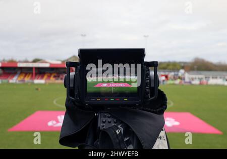 Photo du dossier datée du 06-11-2021, d'Une caméra de télévision dans le stade de Banbury Plant Hire Community Stadium, Banbury. L'Association du football a également suspendu son partenariat avec les radiodiffuseurs russes sur les droits pour la coupe FA avec effet immédiat, estime l'agence de presse PA. Date de la photo: Samedi 6 novembre 2021. Date de publication : le mardi 8 mars 2022. Banque D'Images