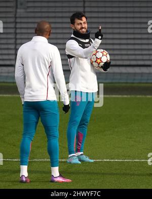 Fernandinho (à gauche) et Bernardo Silva de Manchester City lors d'une séance d'entraînement à la City football Academy de Manchester. Date de la photo: Mardi 8 mars 2022. Banque D'Images