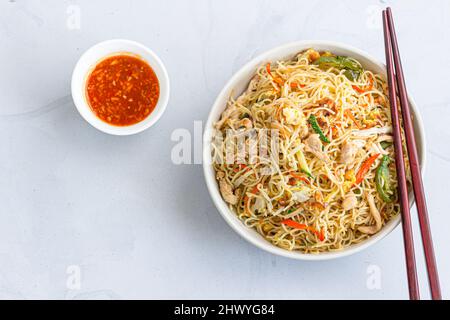 Simple poulet Chow Mein avec Chopsticks Haut vers le bas photo sur fond blanc Banque D'Images