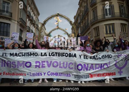 Malaga, Espagne. 08th mars 2022. Les femmes ont vu une grande bannière tandis qu'elles élèvent leurs poings à la rue marques de Larios lors d'une grève des étudiantes féministes.le principal syndicat des étudiants célèbre la Journée internationale de la femme par une grève générale, des centaines d'étudiants manifestent contre la violence féminine. Les organisations de femmes reviennent dans les rues avec une protestation massive le 8th mars après avoir détendu les mesures contre la pandémie du coronavirus. Crédit : SOPA Images Limited/Alamy Live News Banque D'Images