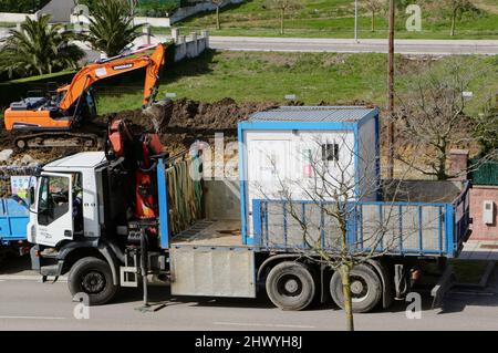 Grue montée sur camion prête à livrer un à un chantier de Cueto Santander Cantabria Espagne Banque D'Images