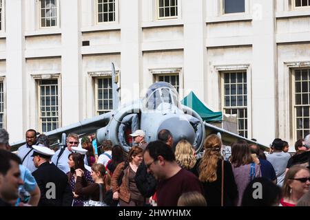 Un Sea Harrier exposé, entouré de foules, au Old Royal Naval College de Greenwich, Londres, Royaume-Uni. Banque D'Images