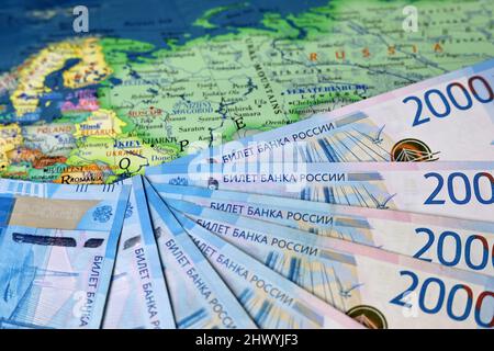 Roubles russes sur la carte de l'Ukraine et de la Russie. Concept de soutien russe pour Donbass Banque D'Images