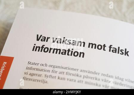 'Si la guerre vient' (suédois: OM kriget kommer) est une brochure préparée à l'origine par le commandant suprême du bureau des Forces armées suédoises. Dans l'image: Texte sur la vigilance contre les fausses informations (en suédois: Var vaksam mot falsk information). Banque D'Images