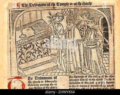 Coupe de bois du 15th siècle montrant une scène rarement représentée lors de la cérémonie de dédicace d'une église ou d'un temple médiéval, imprimée par William Caxton ( 1422-1491/92) Dans sa traduction de 'la Légende d'Or' ou 'donc endeth la legende nommée dans Latyn legenda aurea qui est à saye en Englyshe la legende d'Or' par Jacobus, de Voragine, (Circa 1229-1298). Banque D'Images