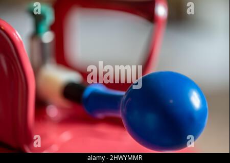 Accent sélectif sur le bord d'un ballon gonflable fixé à un réservoir d'hélium. Banque D'Images