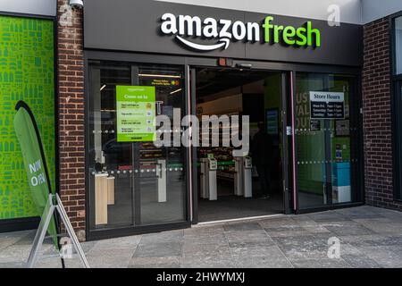 8 mars 2022. Magasin Amazon Fresh à Richmond, Londres Banque D'Images