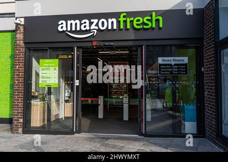 8 mars 2022. Magasin Amazon Fresh à Richmond, Londres Banque D'Images