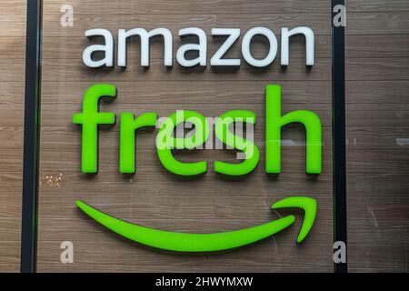 8 mars 2022. Magasin Amazon Fresh à Richmond, Londres Banque D'Images