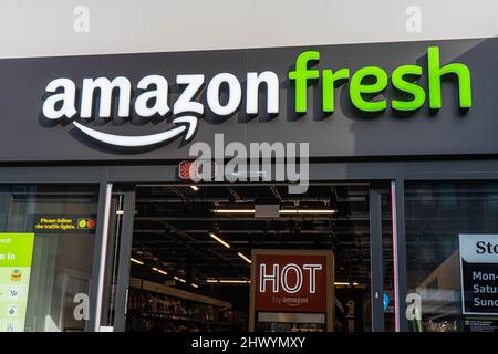 8 mars 2022. Magasin Amazon Fresh à Richmond, Londres Banque D'Images