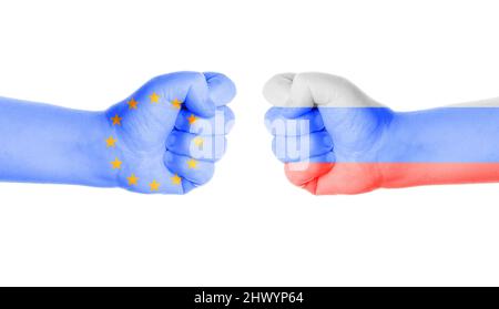 Conflit entre l'UE et la russie symbolisé par deux poings peints de drapeaux Banque D'Images