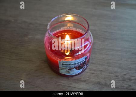 bougie yankee allumée sur le plateau de la table Banque D'Images