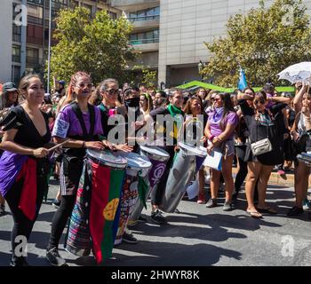 Femmes jouant des tambours de snar à la grève de la Journée internationale de la femme 8M - Santiago, Chili - 08 mars 2020 Banque D'Images