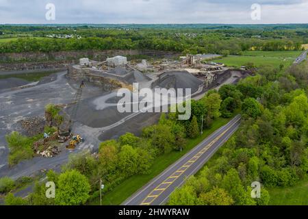 Vue de dessus, panorama des machines de carrière minière à ciel ouvert dans une carrière de pierre Banque D'Images