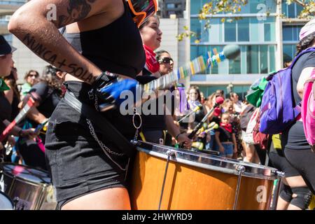 Femmes jouant des tambours de snar à la grève de la Journée internationale de la femme 8M - Santiago, Chili - 08 mars 2020 Banque D'Images