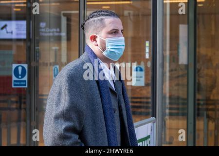 Sami Chokri quitte le Rolls Building à la High court de Londres. Le chanteur Ed Sheeran a intenté une action en justice sur sa chanson à succès de 2017, « Shape of You », après que les auteurs Sami Chokri et Ross O'Donoghue aient affirmé que la chanson contrevient à certaines parties de l'une de leurs chansons. Date de la photo: Mardi 8 mars 2022. Banque D'Images