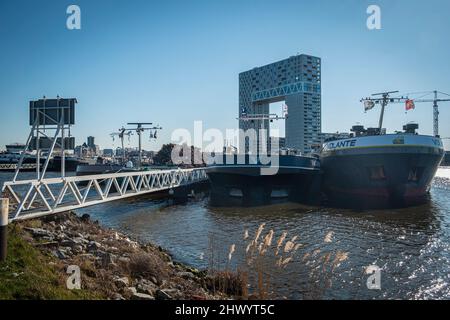 De grandes barges en activité amarrées dans les Houthavens en face de la tour résidentielle Pontsteiger, Amsterdam Banque D'Images