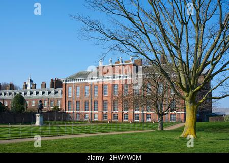 Kensington Palace, Kensington Gardens, Londres, Royaume-Uni, au printemps Banque D'Images