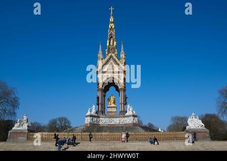 The Albert Memorial avec des visiteurs sur les marches ci-dessous, Kensington Gardens, Londres, Royaume-Uni Banque D'Images