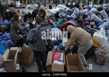 Tbilissi, Géorgie. 06th mars 2022. Les volontaires emballant les fournitures à envoyer en Ukraine. Les citoyens ont laissé des provisions devant le Parlement de Tbilissi, pour les habitants de l'Ukraine lors d'un rassemblement en faveur des Ukrainiens. Ils ont livré des dons d'information sur la nourriture, les médicaments, les vêtements et les draps. Crédit : SOPA Images Limited/Alamy Live News Banque D'Images