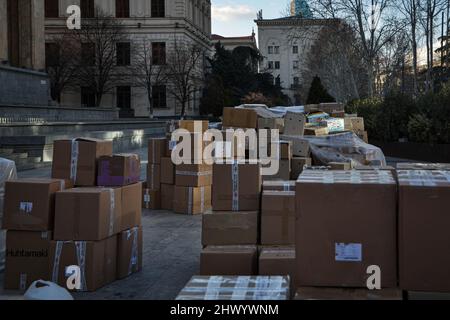 Tbilissi, Géorgie. 06th mars 2022. Boîtes pleines de fournitures prêtes à être envoyées en Ukraine. Les citoyens ont laissé des provisions devant le Parlement de Tbilissi, pour les habitants de l'Ukraine lors d'un rassemblement en faveur des Ukrainiens. Ils ont livré des dons d'information sur la nourriture, les médicaments, les vêtements et les draps. Crédit : SOPA Images Limited/Alamy Live News Banque D'Images