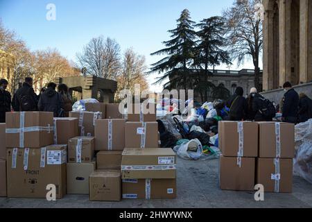 Tbilissi, Géorgie. 06th mars 2022. Boîtes pleines de fournitures prêtes à être envoyées en Ukraine. Les citoyens ont laissé des provisions devant le Parlement de Tbilissi, pour les habitants de l'Ukraine lors d'un rassemblement en faveur des Ukrainiens. Ils ont livré des dons d'information sur la nourriture, les médicaments, les vêtements et les draps. Crédit : SOPA Images Limited/Alamy Live News Banque D'Images