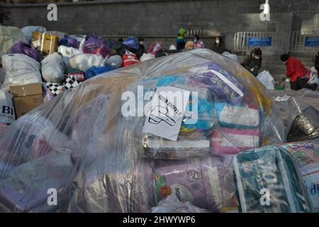 Tbilissi, Géorgie. 06th mars 2022. (NOTE DE L'ÉDITEUR: L'image contient des blasphèmes) jouets emballés prêts à être envoyés en Ukraine. Les citoyens ont laissé des provisions devant le Parlement de Tbilissi, pour les habitants de l'Ukraine lors d'un rassemblement en faveur des Ukrainiens. Ils ont livré des dons d'information sur la nourriture, les médicaments, les vêtements et les draps. Crédit : SOPA Images Limited/Alamy Live News Banque D'Images