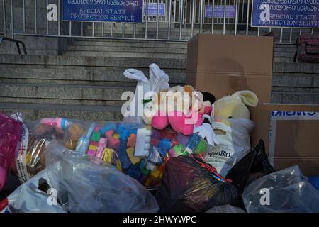 Tbilissi, Géorgie. 06th mars 2022. Jouets emballés prêts à être envoyés en Ukraine. Les citoyens ont laissé des provisions devant le Parlement de Tbilissi, pour les habitants de l'Ukraine lors d'un rassemblement en faveur des Ukrainiens. Ils ont livré des dons d'information sur la nourriture, les médicaments, les vêtements et les draps. Crédit : SOPA Images Limited/Alamy Live News Banque D'Images