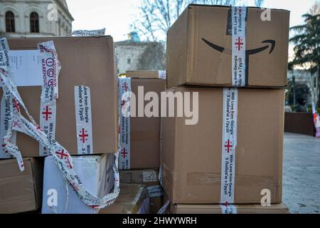 Tbilissi, Géorgie. 06th mars 2022. Boîtes pleines de fournitures prêtes à être envoyées en Ukraine. Les citoyens ont laissé des provisions devant le Parlement de Tbilissi, pour les habitants de l'Ukraine lors d'un rassemblement en faveur des Ukrainiens. Ils ont livré des dons d'information sur la nourriture, les médicaments, les vêtements et les draps. Crédit : SOPA Images Limited/Alamy Live News Banque D'Images