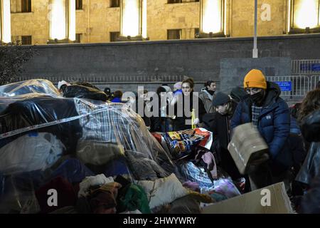 Tbilissi, Géorgie. 06th mars 2022. Les volontaires emballant les fournitures à envoyer en Ukraine. Les citoyens ont laissé des provisions devant le Parlement de Tbilissi, pour les habitants de l'Ukraine lors d'un rassemblement en faveur des Ukrainiens. Ils ont livré des dons d'information sur la nourriture, les médicaments, les vêtements et les draps. Crédit : SOPA Images Limited/Alamy Live News Banque D'Images