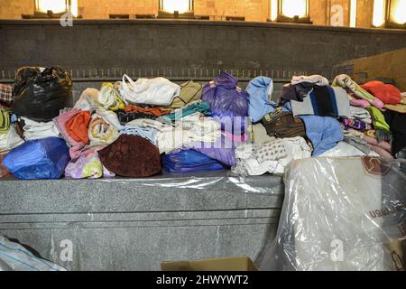 Tbilissi, Géorgie. 06th mars 2022. Vêtements à envoyer en Ukraine. Les citoyens ont laissé des provisions devant le Parlement de Tbilissi, pour les habitants de l'Ukraine lors d'un rassemblement en faveur des Ukrainiens. Ils ont livré des dons d'information sur la nourriture, les médicaments, les vêtements et les draps. Crédit : SOPA Images Limited/Alamy Live News Banque D'Images