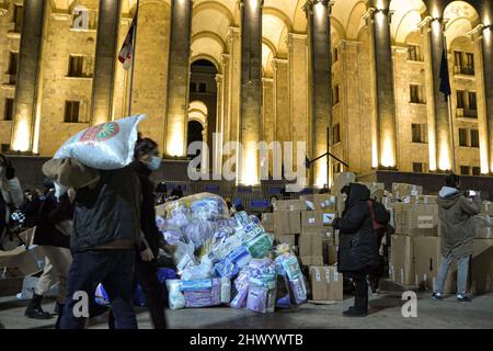 Tbilissi, Géorgie. 06th mars 2022. Les volontaires emballant les fournitures à envoyer en Ukraine. Les citoyens ont laissé des provisions devant le Parlement de Tbilissi, pour les habitants de l'Ukraine lors d'un rassemblement en faveur des Ukrainiens. Ils ont livré des dons d'information sur la nourriture, les médicaments, les vêtements et les draps. Crédit : SOPA Images Limited/Alamy Live News Banque D'Images