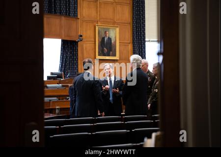 Le directeur du Bureau fédéral des enquêtes, Christopher Wray, au centre, s'entretient avec le directeur du renseignement national, avril Haines, le représentant, Adam Schiff (D-CA), le directeur de l'Agence centrale du renseignement, William Burns, le directeur de l'Agence du renseignement de la défense, le Lieutenant-général Scott Berrier, Et le directeur général de la National Security Agency Paul Nakasone devant une audience du Comité permanent de renseignement sur les menaces mondiales, au Capitole des États-Unis à Washington, DC, le mardi 8 mars 2022. Cette semaine, le Congrès va faire pression d'urgence pour adopter un projet de loi de financement gouvernemental, avec des milliards de dollars Banque D'Images