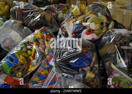 Tbilissi, Géorgie. 06th mars 2022. Jouets laissés pour les enfants en Ukraine. Les citoyens ont laissé des provisions devant le Parlement de Tbilissi, pour les habitants de l'Ukraine lors d'un rassemblement en faveur des Ukrainiens. Ils ont livré des dons d'information sur la nourriture, les médicaments, les vêtements et les draps. Crédit : SOPA Images Limited/Alamy Live News Banque D'Images