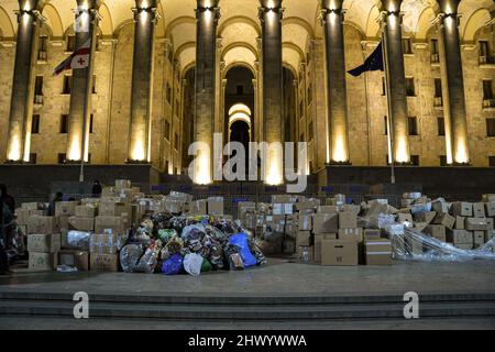 Tbilissi, Géorgie. 06th mars 2022. Des paquets pleins de fournitures, prêts à être envoyés en Ukraine. Les citoyens ont laissé des provisions devant le Parlement de Tbilissi, pour les habitants de l'Ukraine lors d'un rassemblement en faveur des Ukrainiens. Ils ont livré des dons d'information sur la nourriture, les médicaments, les vêtements et les draps. Crédit : SOPA Images Limited/Alamy Live News Banque D'Images