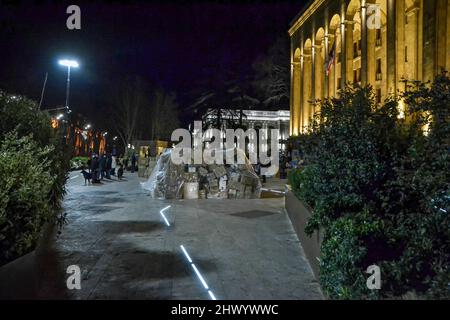 Tbilissi, Géorgie. 06th mars 2022. Boîtes pleines de fournitures prêtes à être envoyées en Ukraine. Les citoyens ont laissé des provisions devant le Parlement de Tbilissi, pour les habitants de l'Ukraine lors d'un rassemblement en faveur des Ukrainiens. Ils ont livré des dons d'information sur la nourriture, les médicaments, les vêtements et les draps. Crédit : SOPA Images Limited/Alamy Live News Banque D'Images