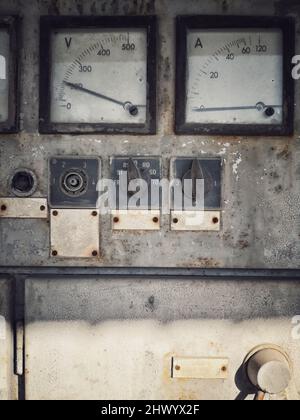 Gros plan d'un ancien voltmètre et ampèremètre rouillé. Banque D'Images