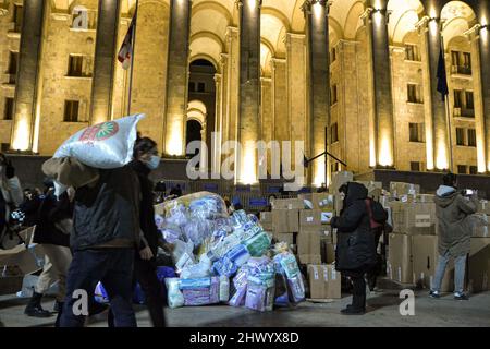 Tbilissi, Géorgie. 6th mars 2022. Des volontaires ont fait l'emballage des fournitures à envoyer en Ukraine.des gens ont laissé des fournitures devant le Parlement de Tbilissi, pour des personnes en Ukraine lors d'un rassemblement en faveur des Ukrainiens. Ils ont livré des dons d'information sur la nourriture, les médicaments, les vêtements et les draps. (Image de crédit : © Nicolo Vincenzo Malvestuto/SOPA Images via ZUMA Press Wire) Banque D'Images