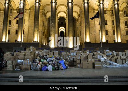 Tbilissi, Géorgie. 6th mars 2022. Des paquets pleins de fournitures, prêts à être envoyés en Ukraine. Les citoyens ont laissé des provisions devant le Parlement de Tbilissi, pour les habitants de l'Ukraine lors d'un rassemblement en faveur des Ukrainiens. Ils ont livré des dons d'information sur la nourriture, les médicaments, les vêtements et les draps. (Image de crédit : © Nicolo Vincenzo Malvestuto/SOPA Images via ZUMA Press Wire) Banque D'Images