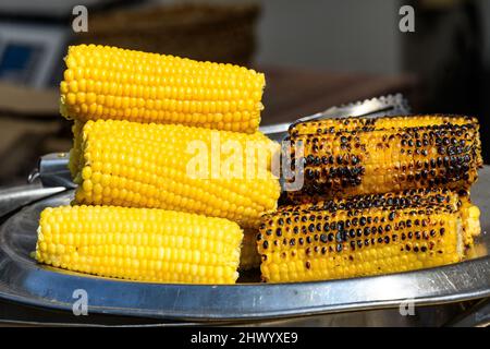 Maïs doux bio fraîchement bouilli et grillé en vente sur un marché alimentaire de rue apporté d'une ferme, vue de dessus de plat plat plat de nourriture saine Banque D'Images