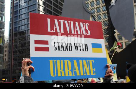 Les Lettons se tiennent avec le signe de protestation de l'Ukraine avec des drapeaux à Daley Plaza à Chicago Banque D'Images